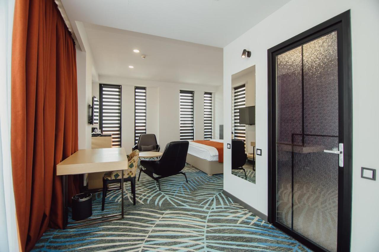 Graphic Hotel Batumi Exterior foto