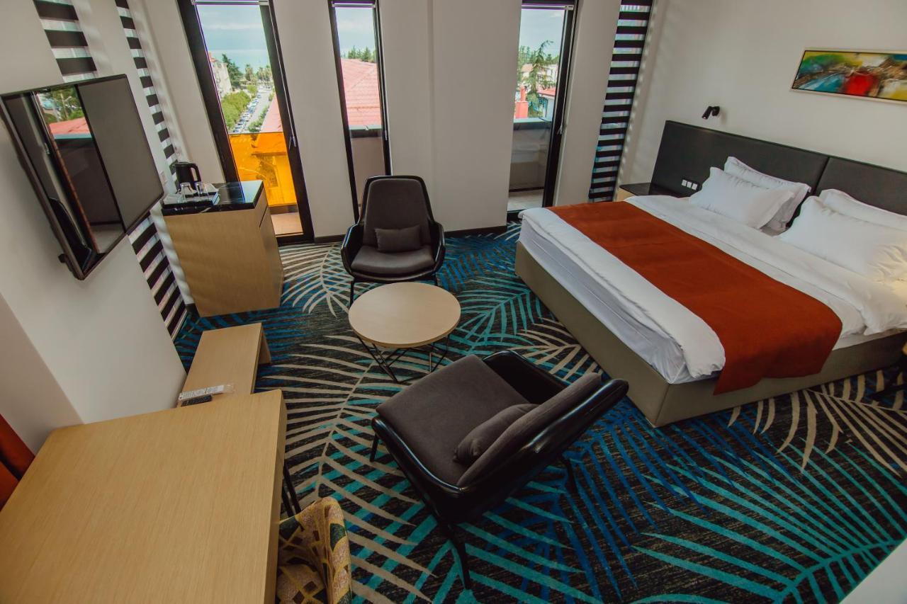 Graphic Hotel Batumi Exterior foto