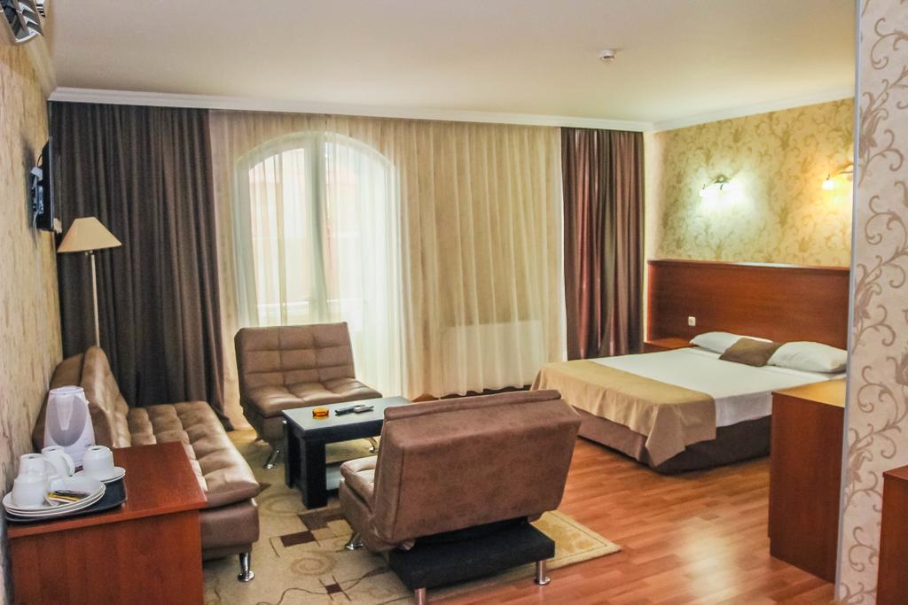 Graphic Hotel Batumi Exterior foto
